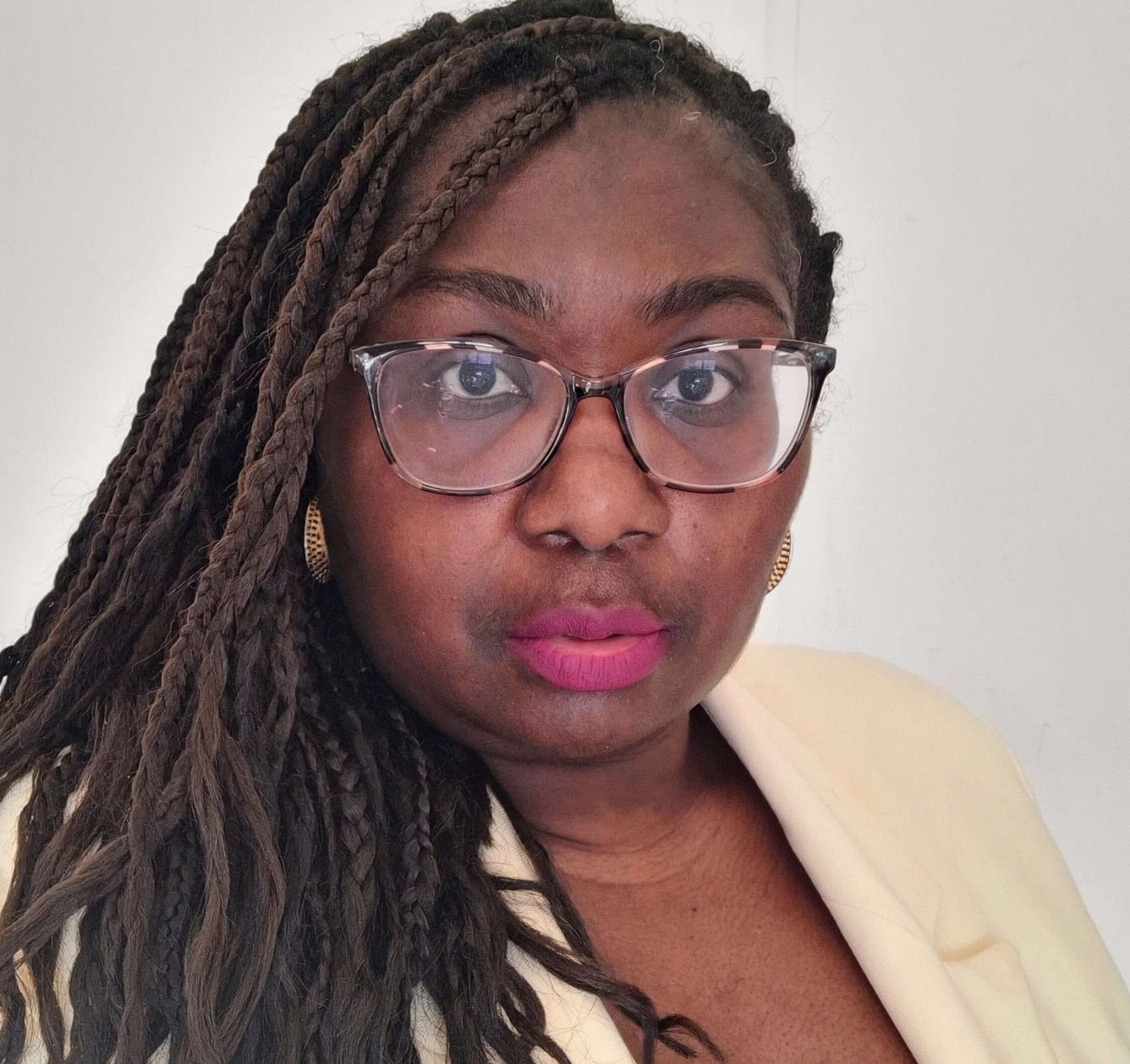 Consultante en storytelling et branding premium en Essonne- Nella Communication Ornella Lisongo Yazokando, Consultante en Storytelling stratégique spécialisée dans les marques premium, cavistes et hôtelleries.